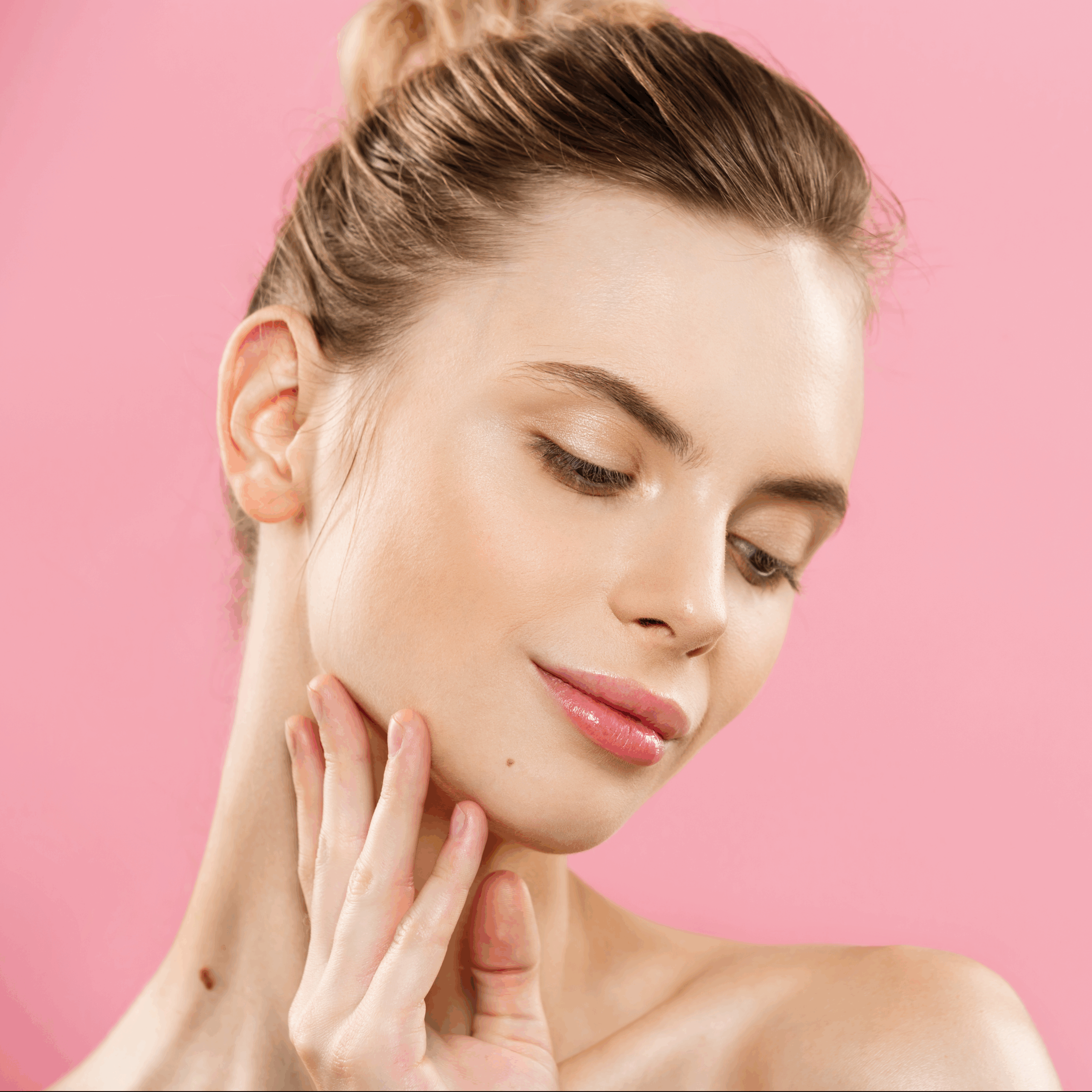 concepto-belleza-close-up-retrato-nina-caucasica-atractiva-piel-belleza-natural-aislado-fondo-color-rosa-copia-espacio-1073-scaled-1